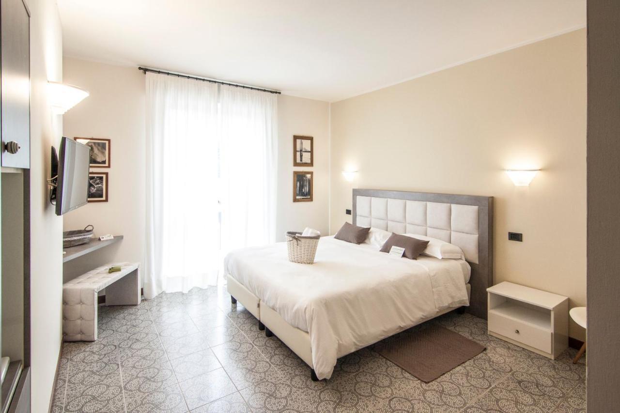 Hotel Le Vigne Di Corvino Casteggio Bagian luar foto