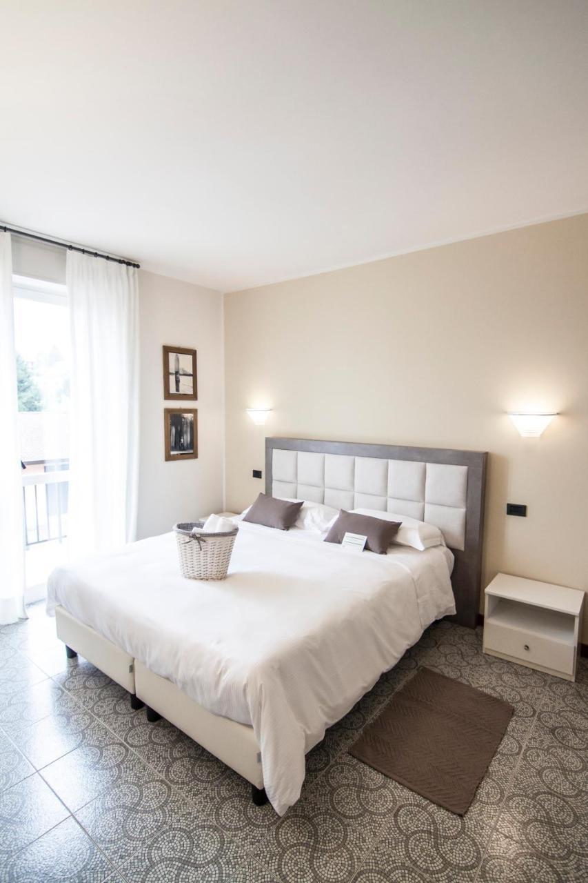 Hotel Le Vigne Di Corvino Casteggio Bagian luar foto